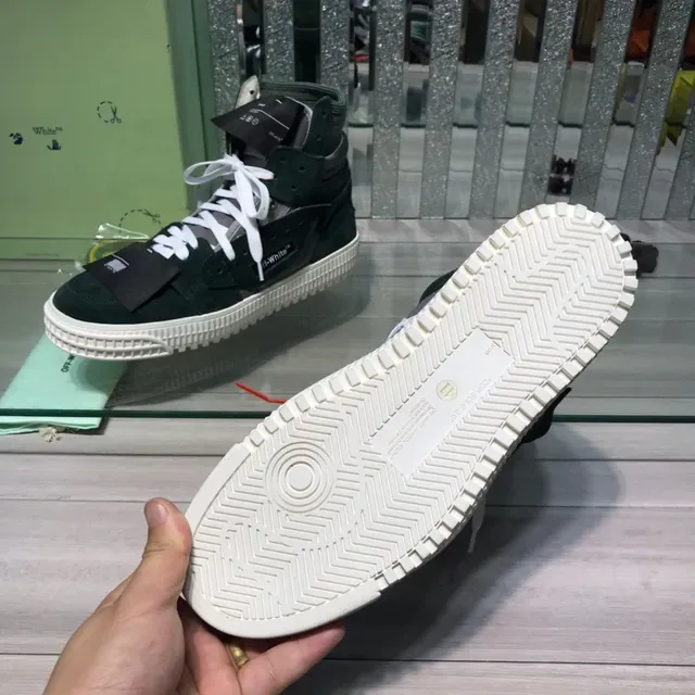 Off-White Zapatillas Lifestyle de Ante y Malla Verde Ejército de Alto Corte con Capas 3