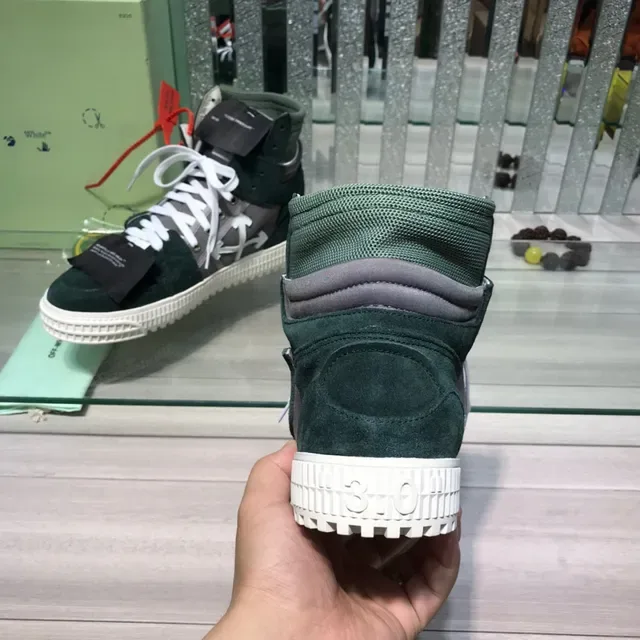 Off-White Zapatillas Lifestyle de Ante y Malla Verde Ejército de Alto Corte con Capas 4