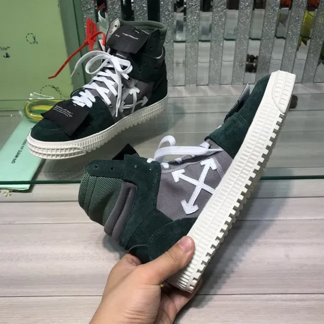 Off-White Zapatillas Lifestyle de Ante y Malla Verde Ejército de Alto Corte con Capas 5