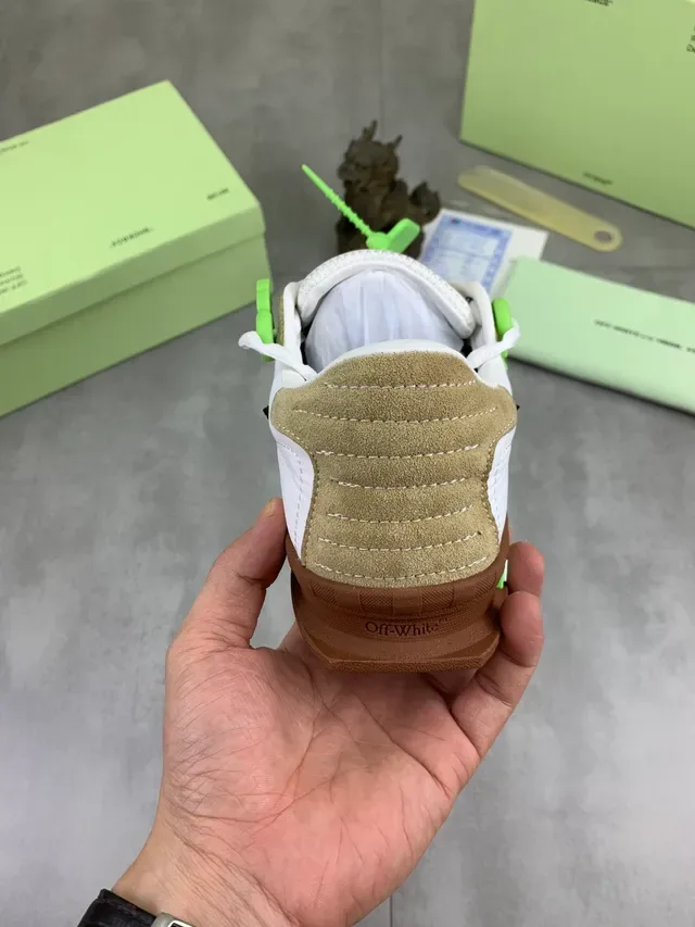 Off-White Beige Vert Baskets Lifestyle daim et cuir panelées low-top 3