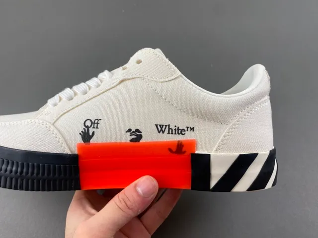 Off-White काले कैनवास अपर डायगोनल स्ट्रिप मिडसोल लाइफस्टाइल स्नीकर 4
