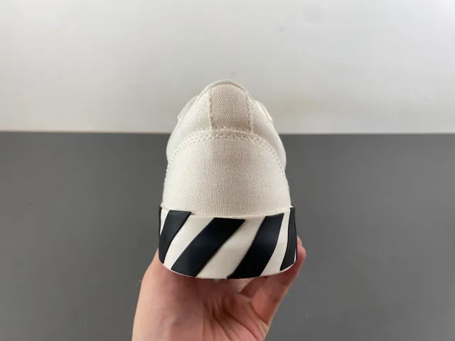 Off-White काले कैनवास अपर डायगोनल स्ट्रिप मिडसोल लाइफस्टाइल स्नीकर 5