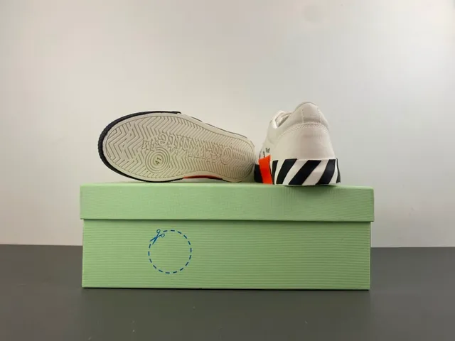 Off-White काले कैनवास अपर डायगोनल स्ट्रिप मिडसोल लाइफस्टाइल स्नीकर 17