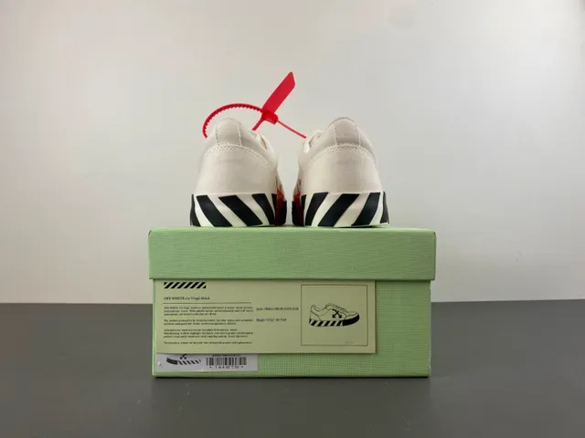 Off-White काले कैनवास अपर डायगोनल स्ट्रिप मिडसोल लाइफस्टाइल स्नीकर 18
