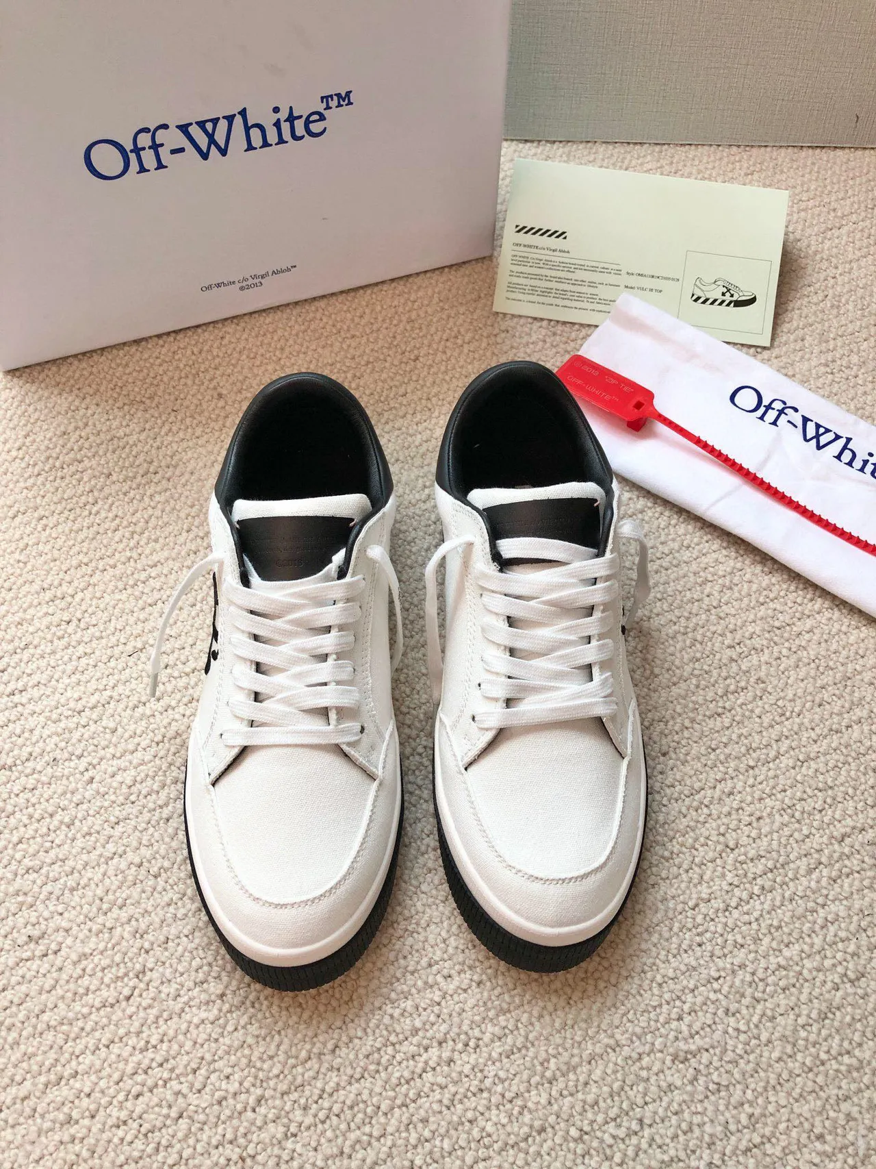 Off-White 黑色帆布鞋面工业品牌生活方式运动鞋 3