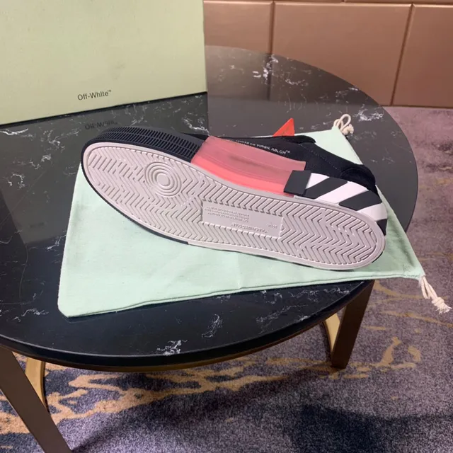 Off-White কালো গোলাপী সুয়েড উপর ডায়াগোনাল অ্যারো লোগো লাইফস্টাইল স্নিকার 2