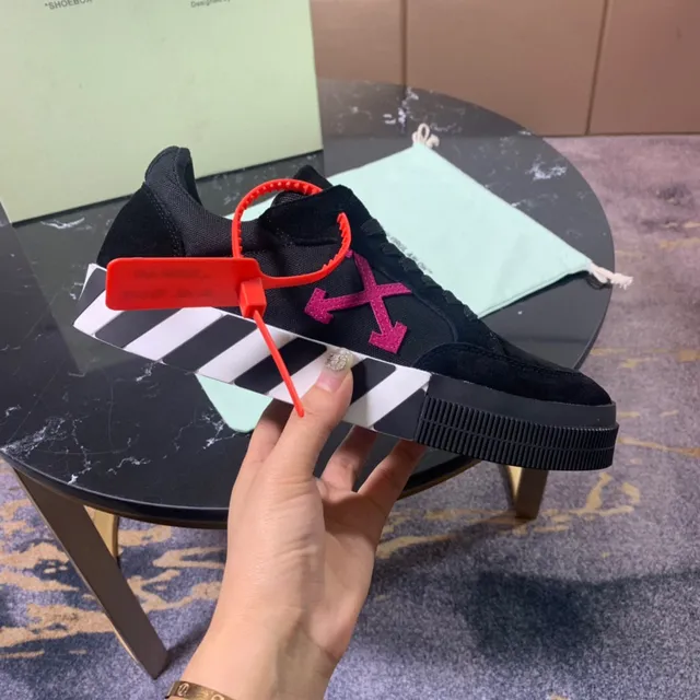 Off-White কালো গোলাপী সুয়েড উপর ডায়াগোনাল অ্যারো লোগো লাইফস্টাইল স্নিকার 3