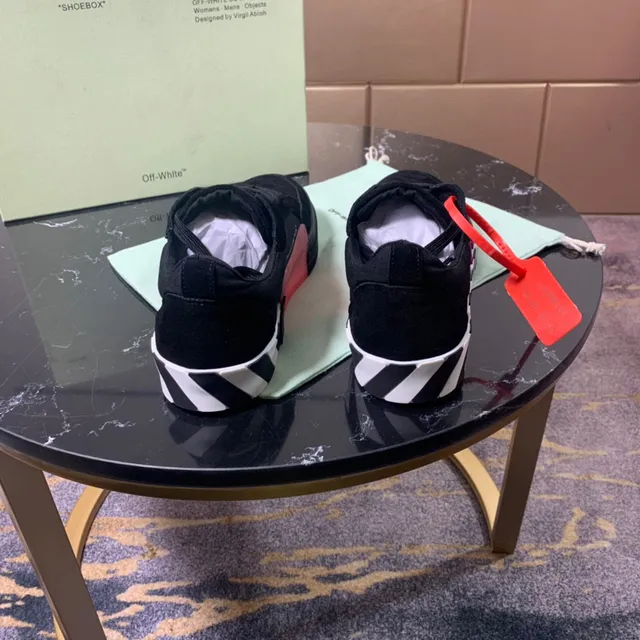 Off-White কালো গোলাপী সুয়েড উপর ডায়াগোনাল অ্যারো লোগো লাইফস্টাইল স্নিকার 4