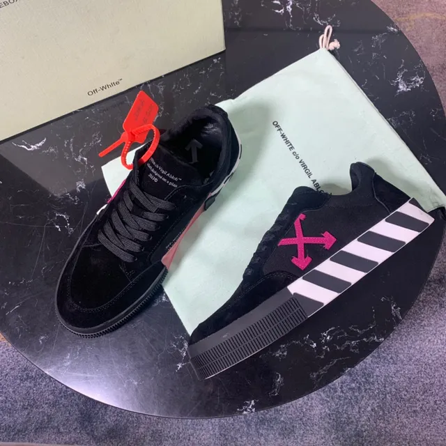 Off-White কালো গোলাপী সুয়েড উপর ডায়াগোনাল অ্যারো লোগো লাইফস্টাইল স্নিকার 5