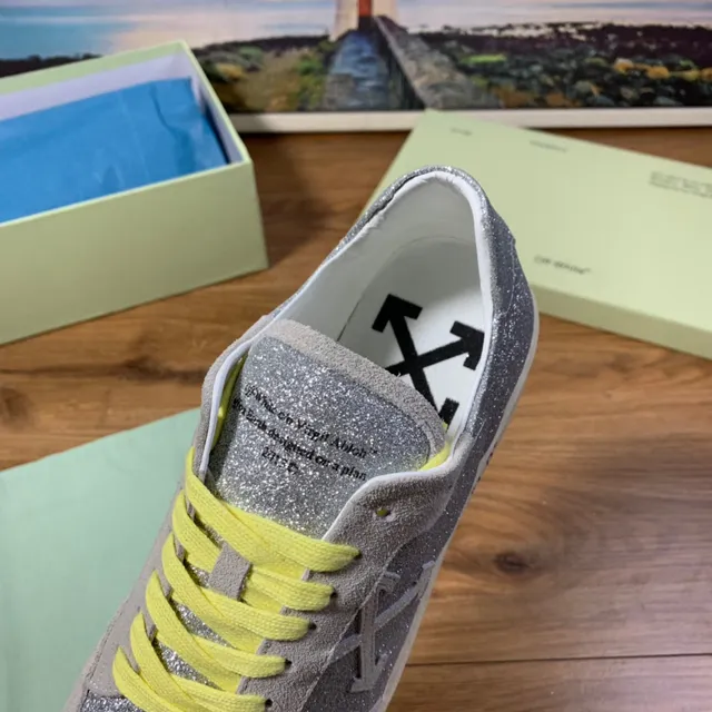 Off-White Industrial Sneaker Argent Brillant Daim Gris Lacets Jaunes Baskets Lifestyle 2
