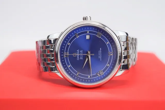 Omega De Ville Montre mécanique au cadran bleu sunburst 4