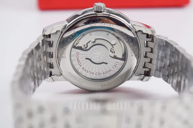 Omega De Ville Montre mécanique au cadran bleu sunburst 6