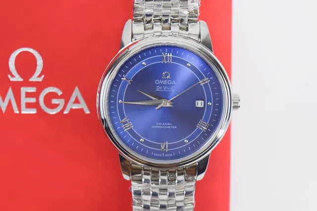 Omega De Ville Montre mécanique au cadran bleu sunburst 7