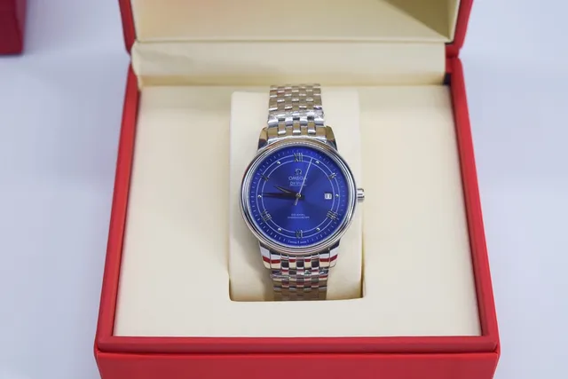 Omega De Ville Montre mécanique au cadran bleu sunburst 8