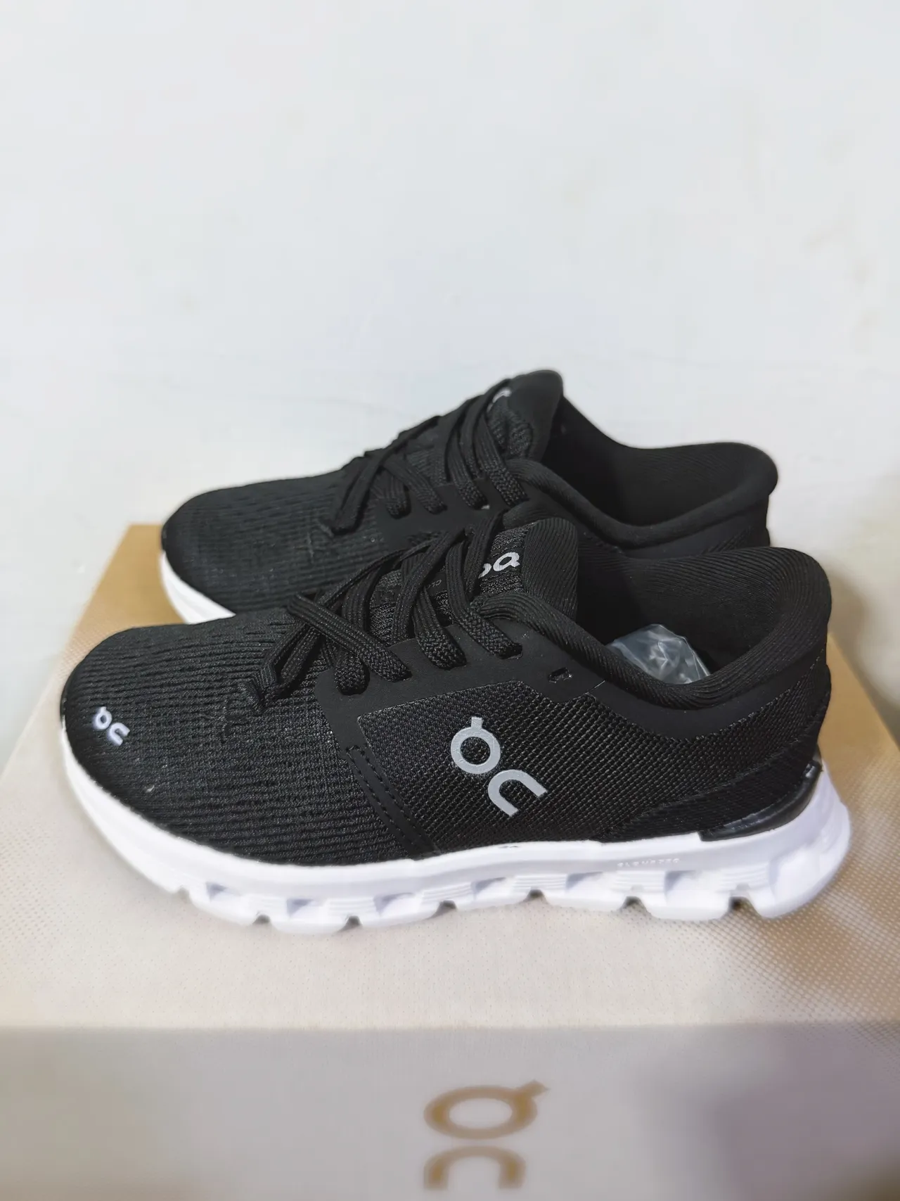 On 黑色 工程网面鞋面 分段 CloudTec 缓震中底 生活方式运动鞋 4