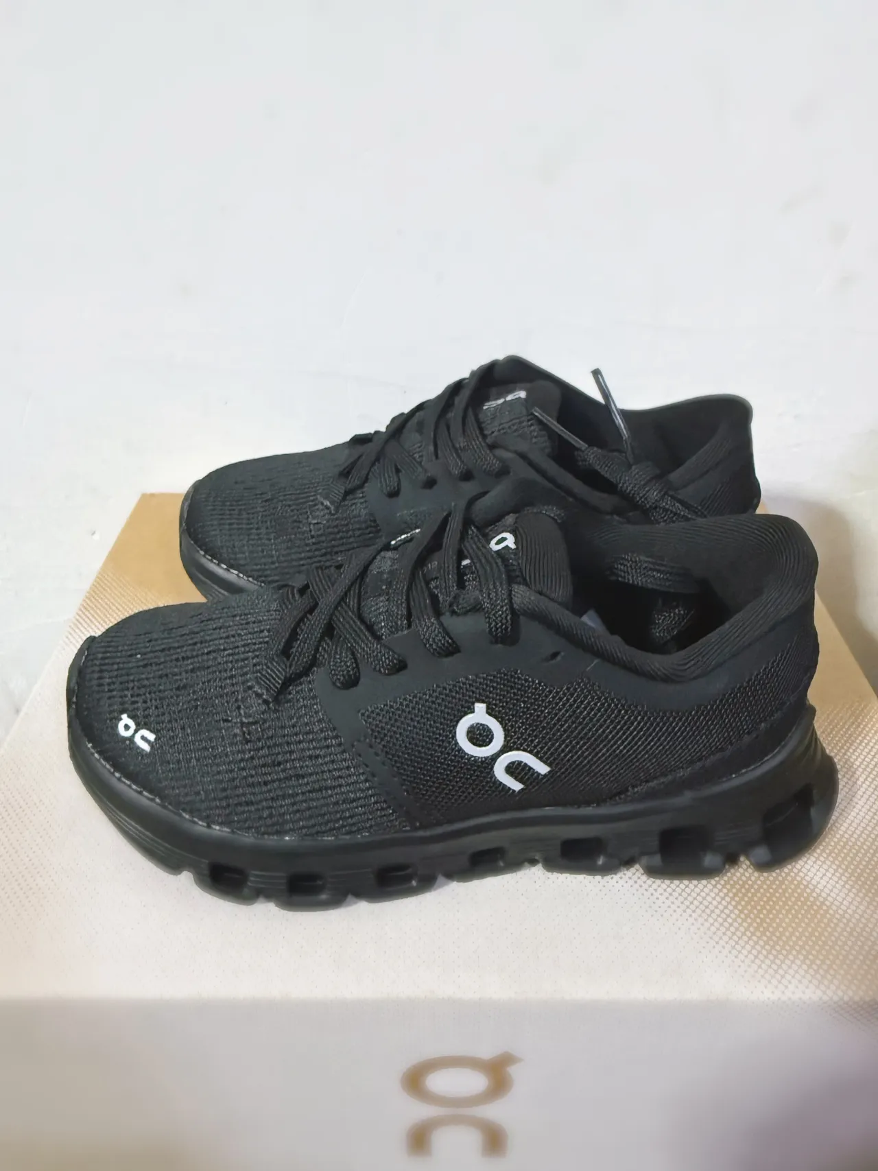 On 黑色 工程网面鞋面 分段 CloudTec 缓震中底 生活方式运动鞋 5