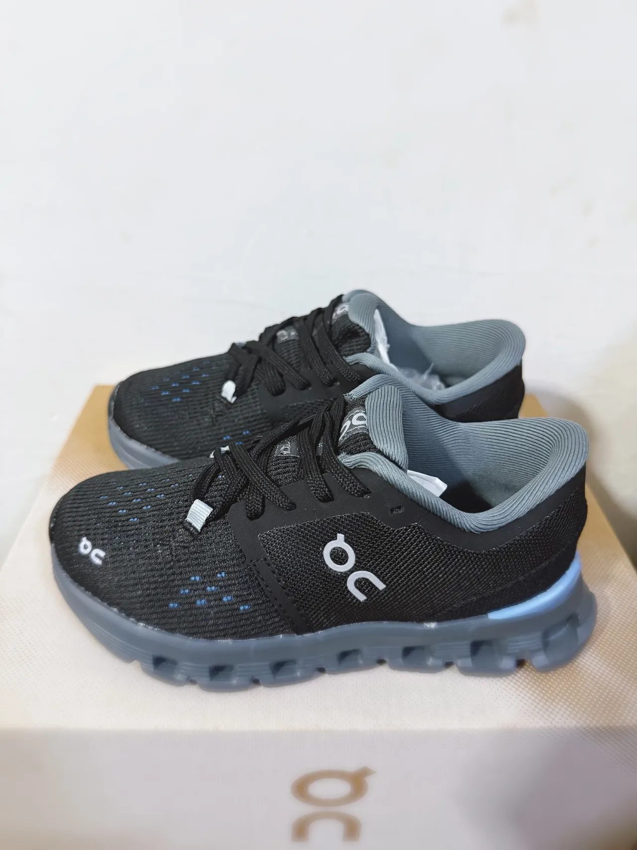 On 黑色 工程网面鞋面 分段 CloudTec 缓震中底 生活方式运动鞋 8