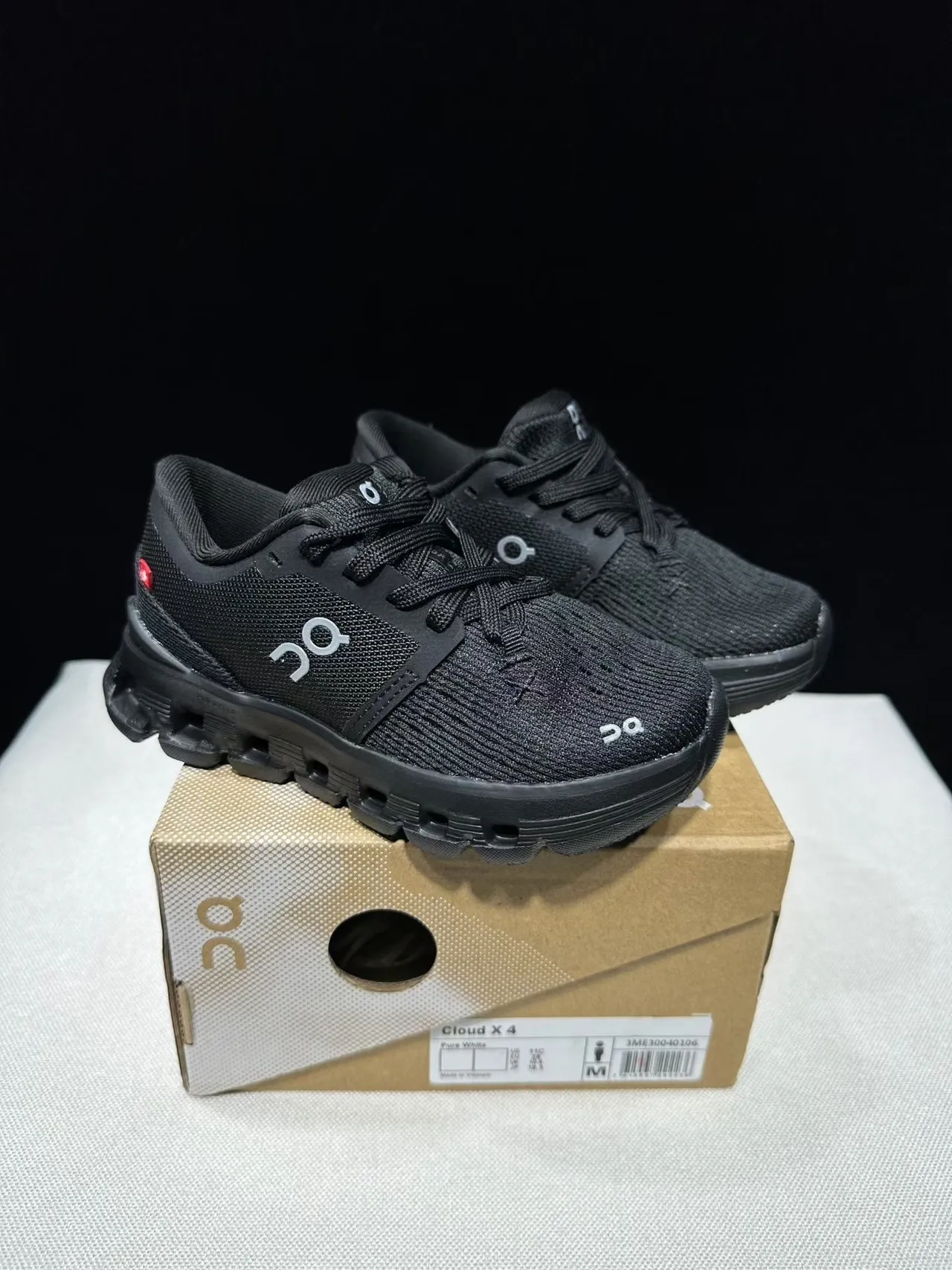 On 黑色 工程网面鞋面 分段 CloudTec 缓震中底 生活方式运动鞋 12