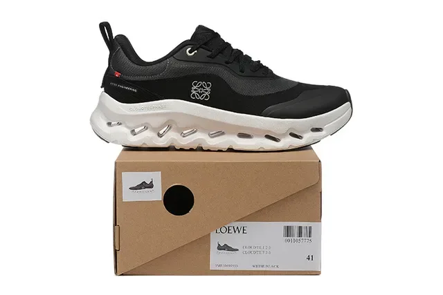 On Zapatillas lifestyle negras y blancas de bajo tobillo con upper de malla sintética 3