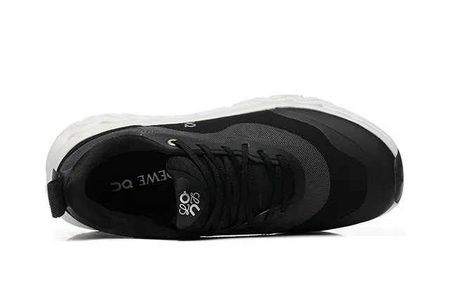 On Zapatillas lifestyle negras y blancas de bajo tobillo con upper de malla sintética 4
