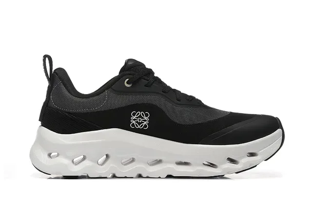 On Zapatillas lifestyle negras y blancas de bajo tobillo con upper de malla sintética 5
