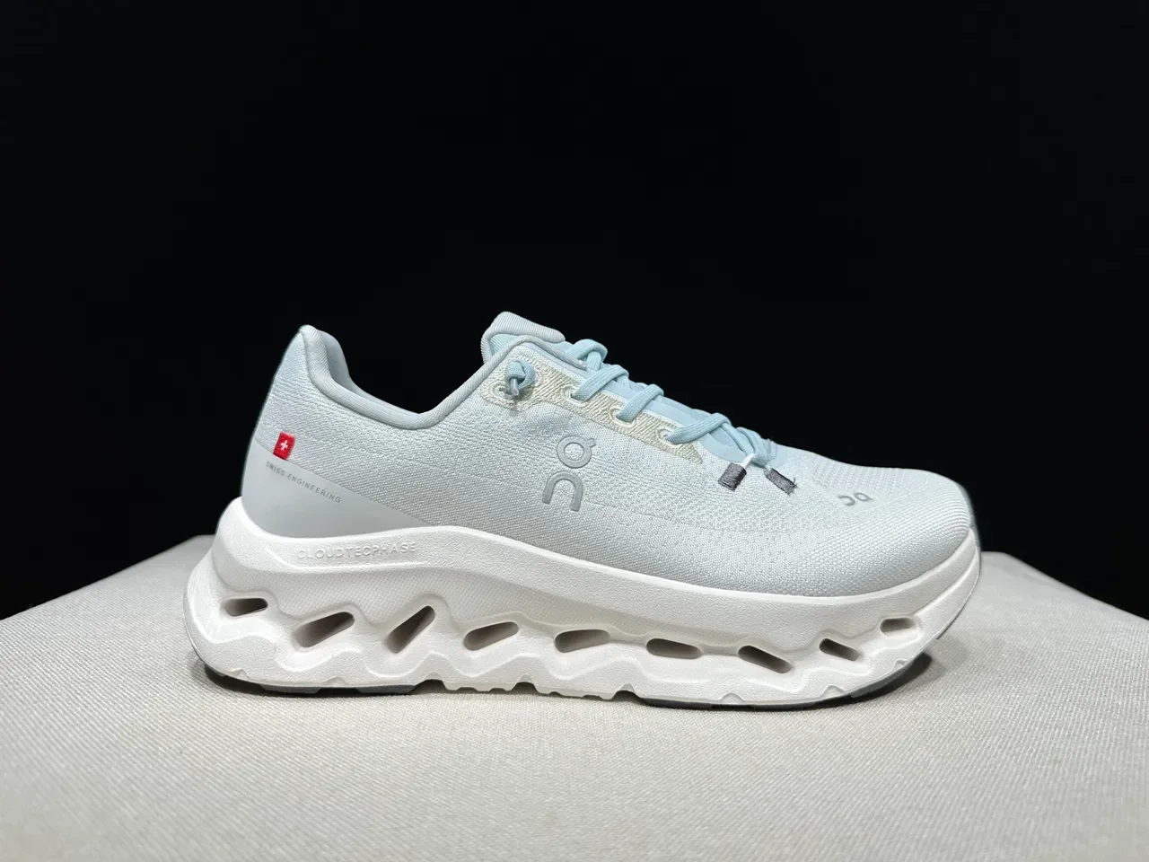 On Cloud Branco Azul Upper de Malha Sola do Meio Esculpida Oca Tênis de Corrida 3