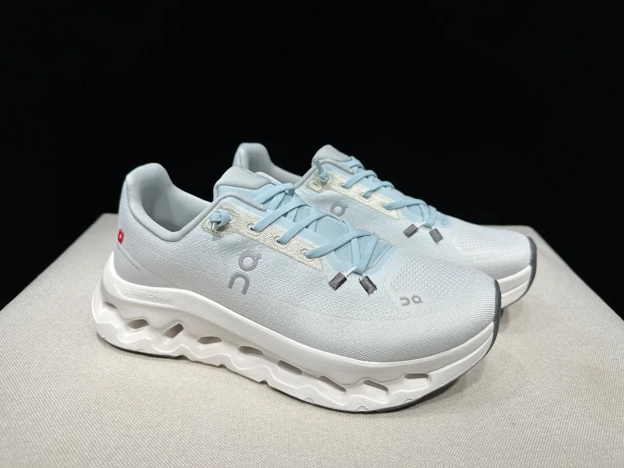 On Cloud Branco Azul Upper de Malha Sola do Meio Esculpida Oca Tênis de Corrida 4