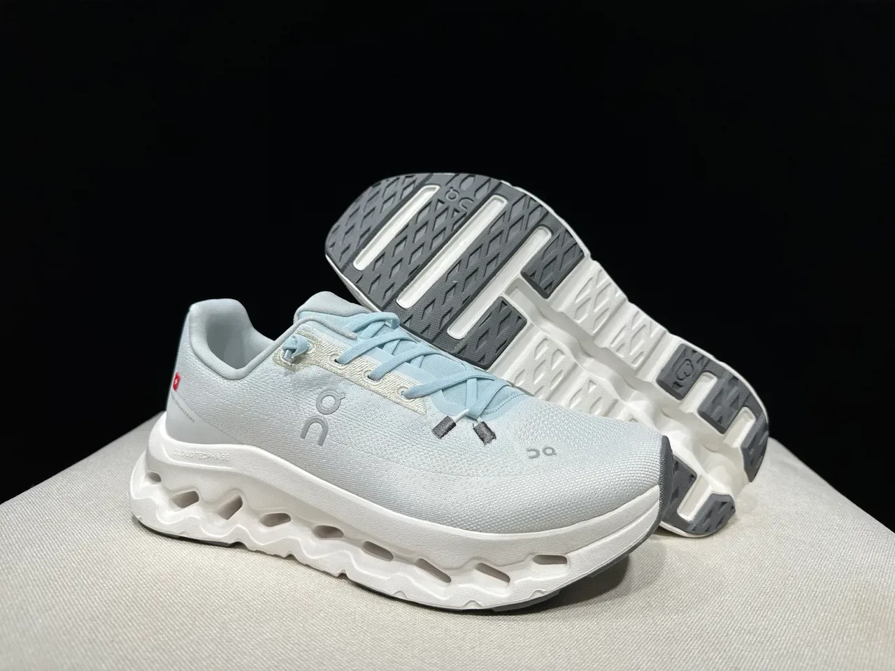 On Cloud Branco Azul Upper de Malha Sola do Meio Esculpida Oca Tênis de Corrida 5