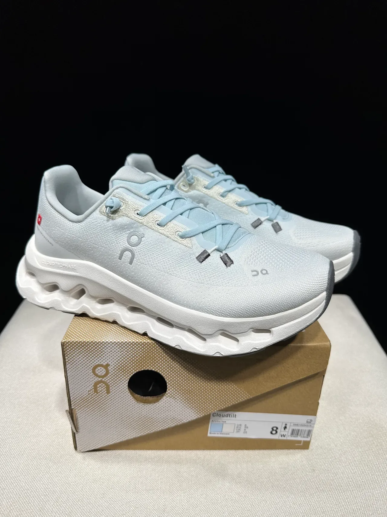 On Cloud Branco Azul Upper de Malha Sola do Meio Esculpida Oca Tênis de Corrida 8
