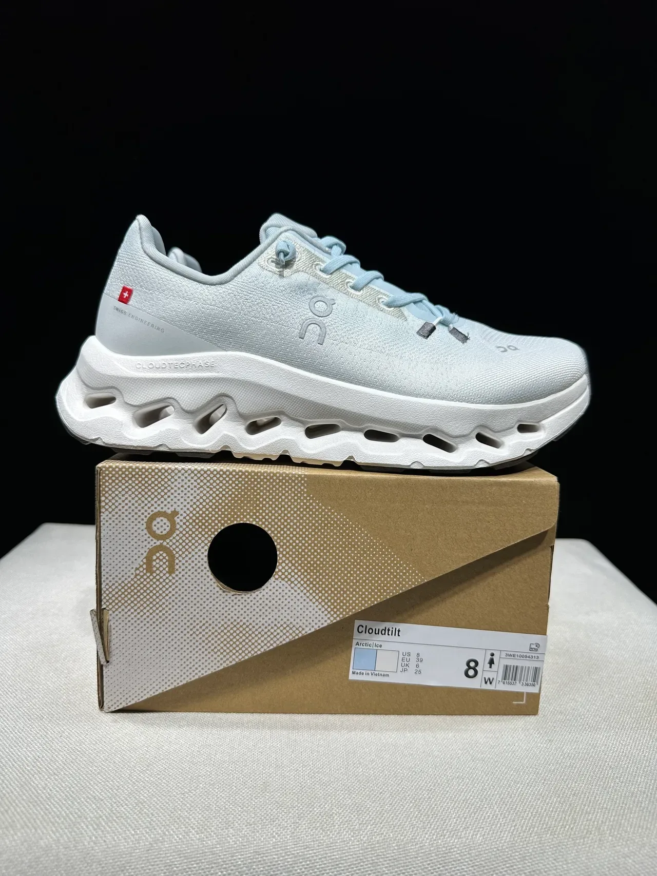 On Cloud Branco Azul Upper de Malha Sola do Meio Esculpida Oca Tênis de Corrida 9