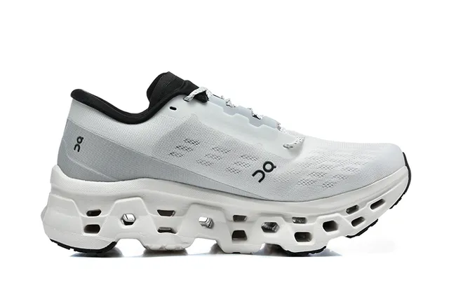 On Cloudmonster Chaussures de course Gris clair et Noir 4