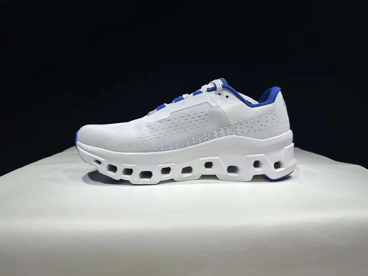 On Cloudmonster Zapatillas Running Blancas y Azules 3