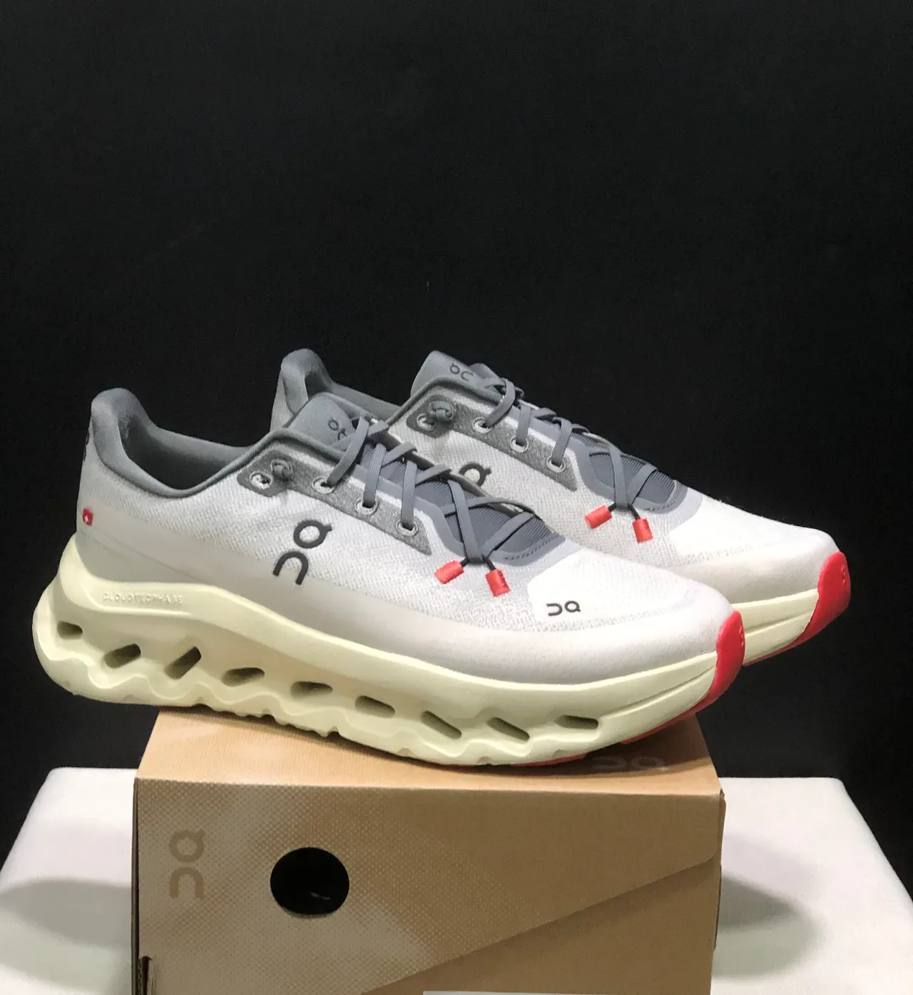 On Gris Negro Punto Superior Hexagonal Cloud Pod Mediasuela Lifestyle Sneakers 10
