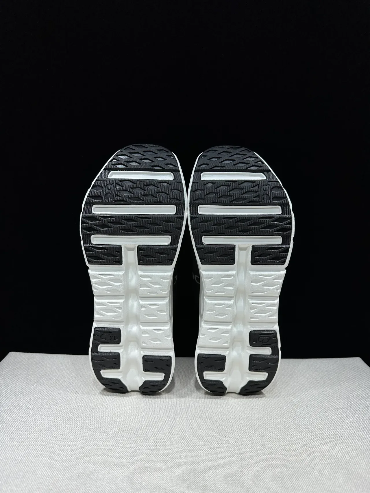 On Sneakers Gris Blanc Upper Tricoté Sculpté Cloud-Pod Semelle Lifestyle 2