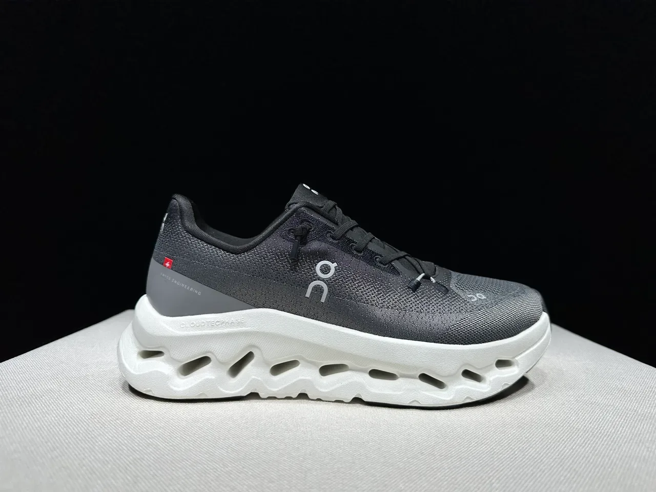 On Sneakers Gris Blanc Upper Tricoté Sculpté Cloud-Pod Semelle Lifestyle 3