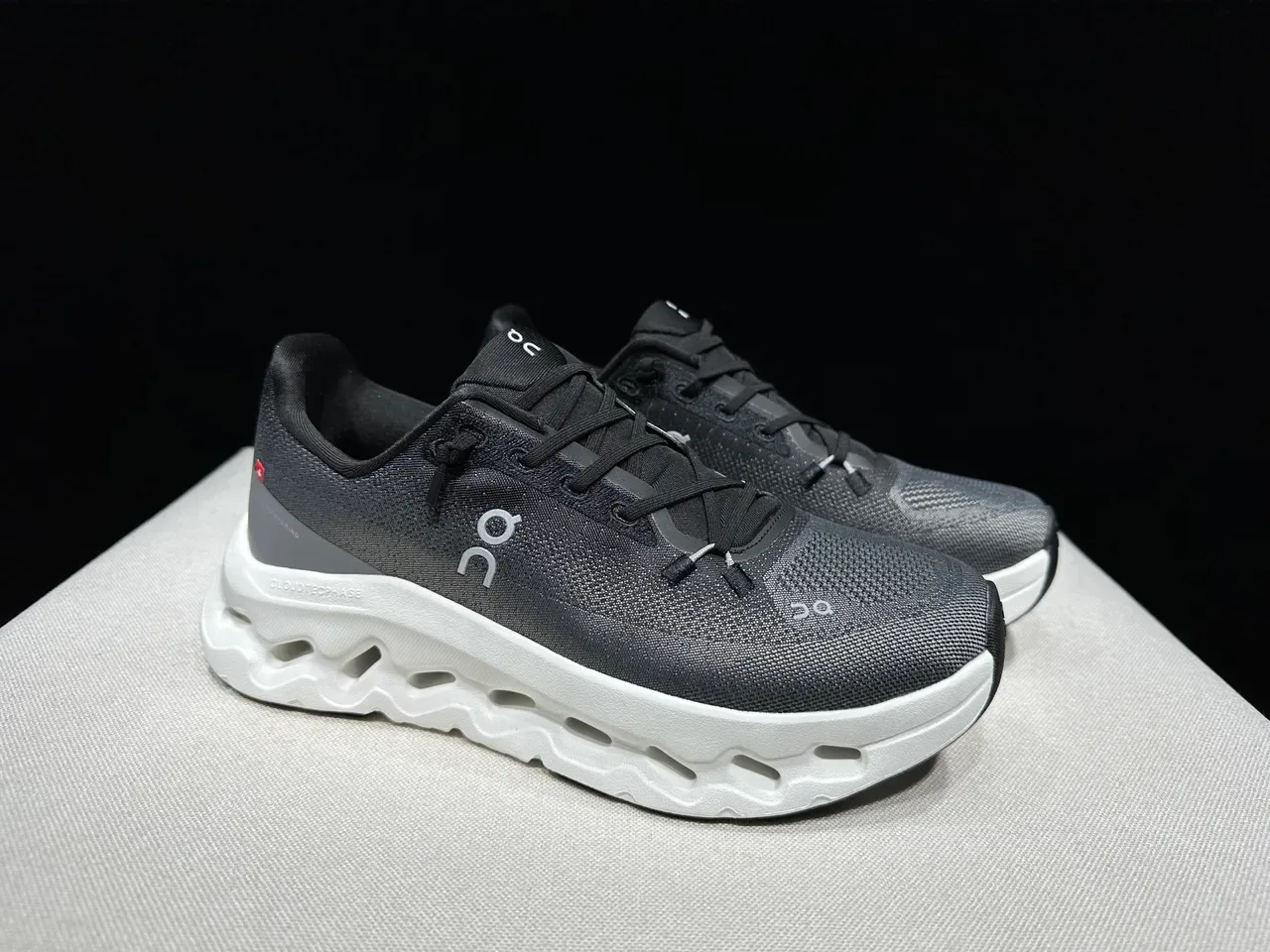 On Sneakers Gris Blanc Upper Tricoté Sculpté Cloud-Pod Semelle Lifestyle 4