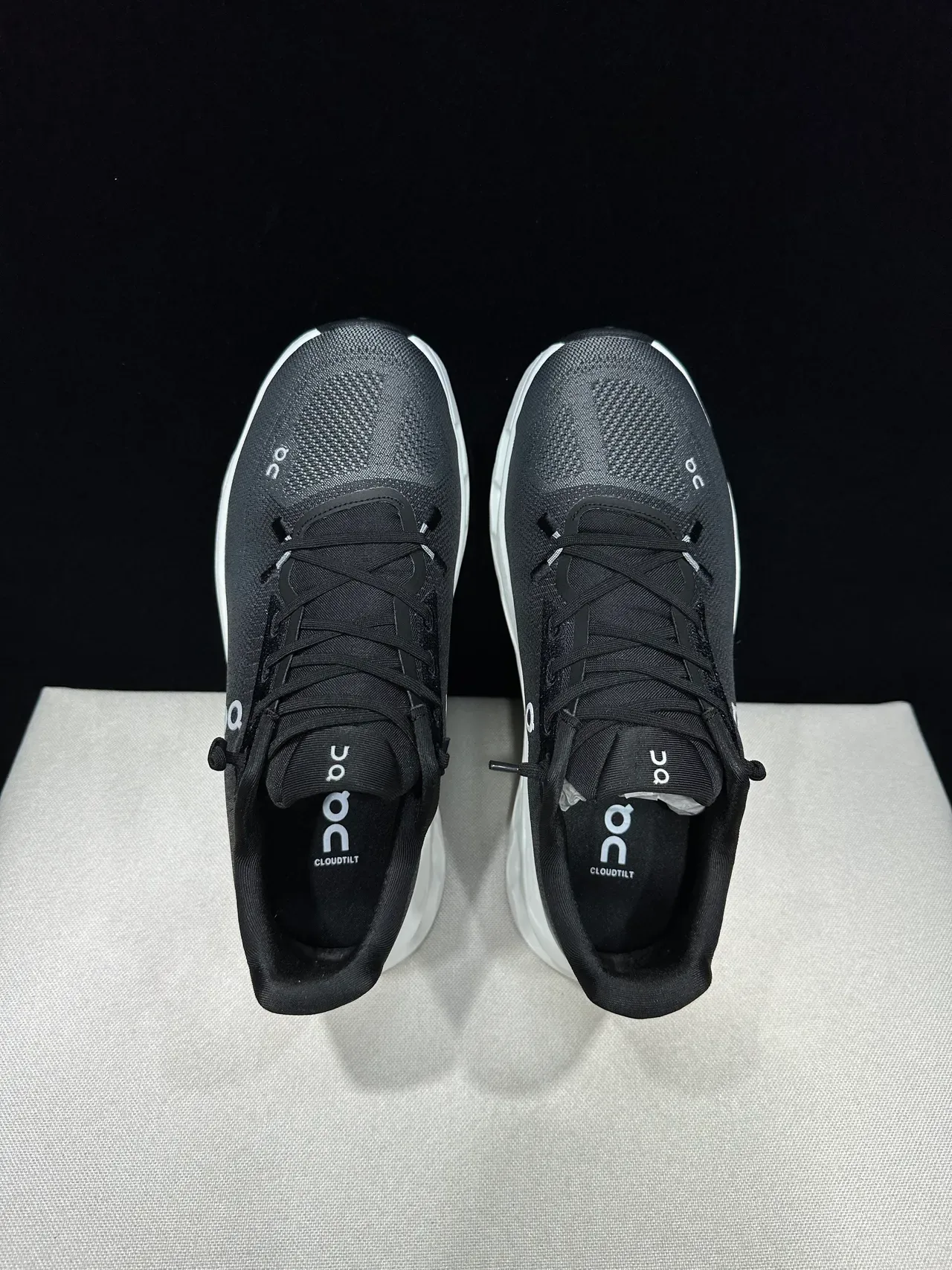 On Sneakers Gris Blanc Upper Tricoté Sculpté Cloud-Pod Semelle Lifestyle 6
