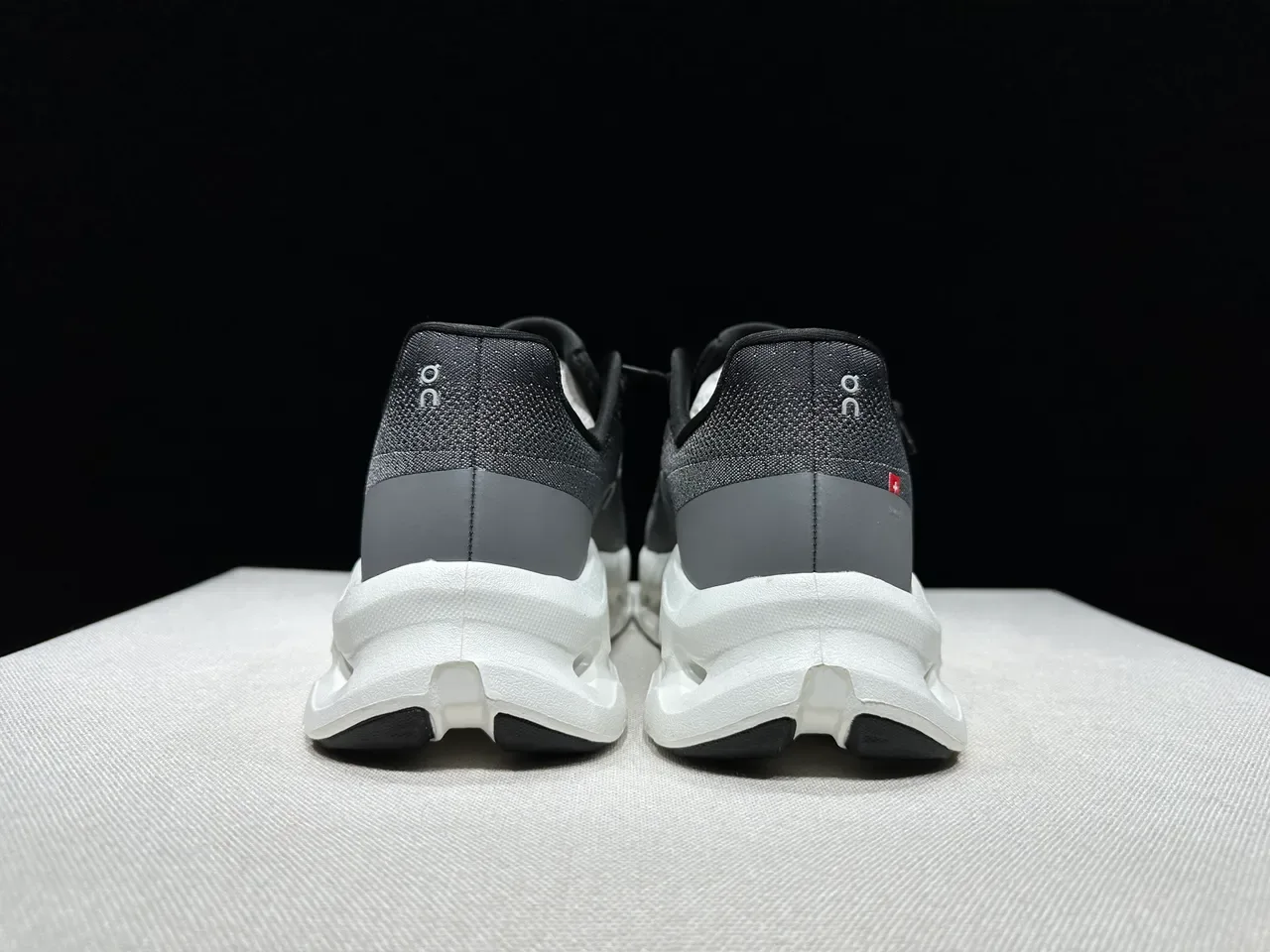 On Sneakers Gris Blanc Upper Tricoté Sculpté Cloud-Pod Semelle Lifestyle 7