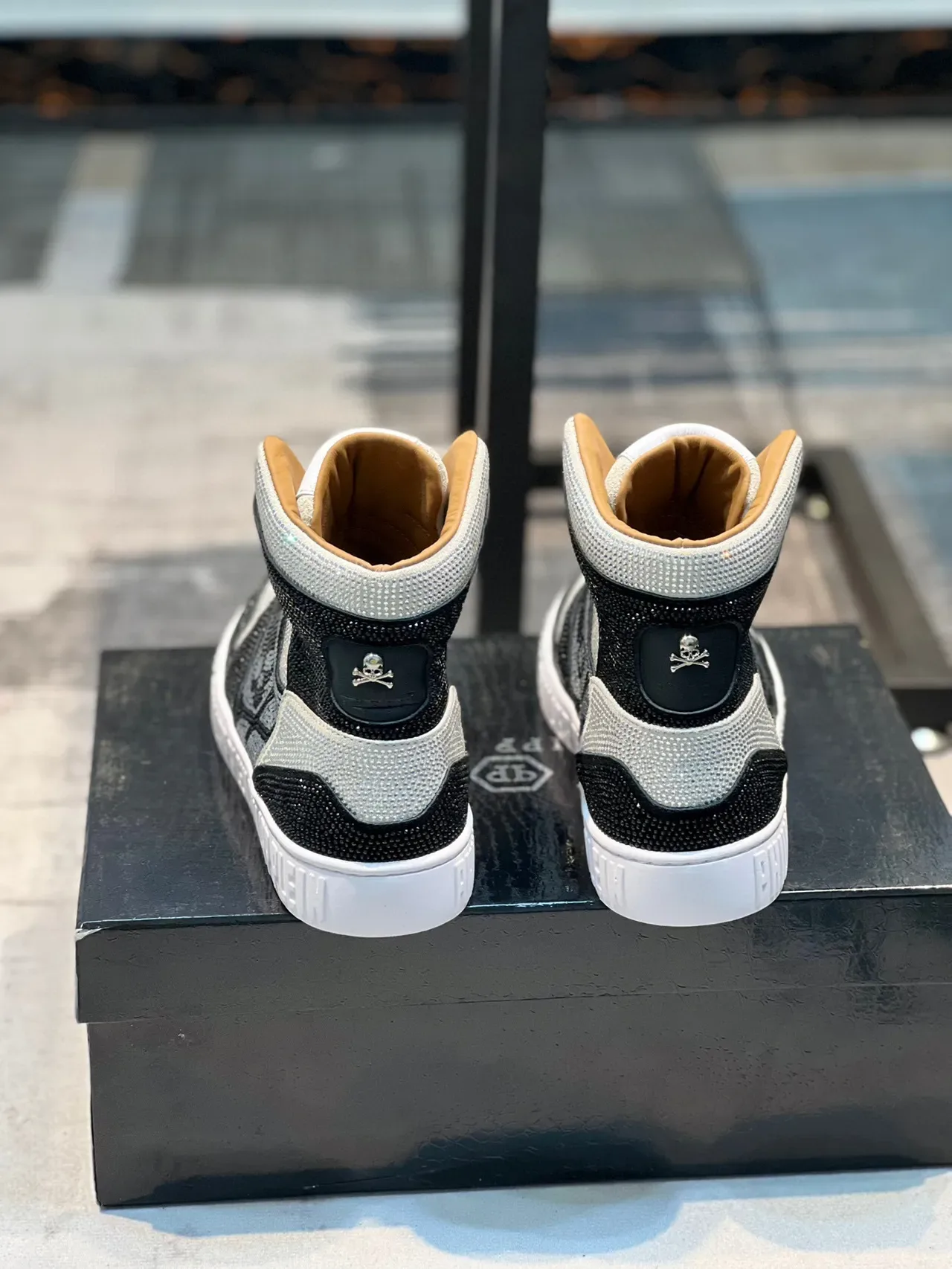 Philipp Plein أحذية رياضية سوداء وفضية عالية مزينة بالكريستال 2