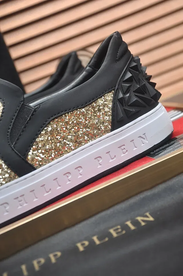 Philipp Plein চকচকে স্পাইক সহ স্লিপ-অন লাইফস্টাইল স্নিকার 4