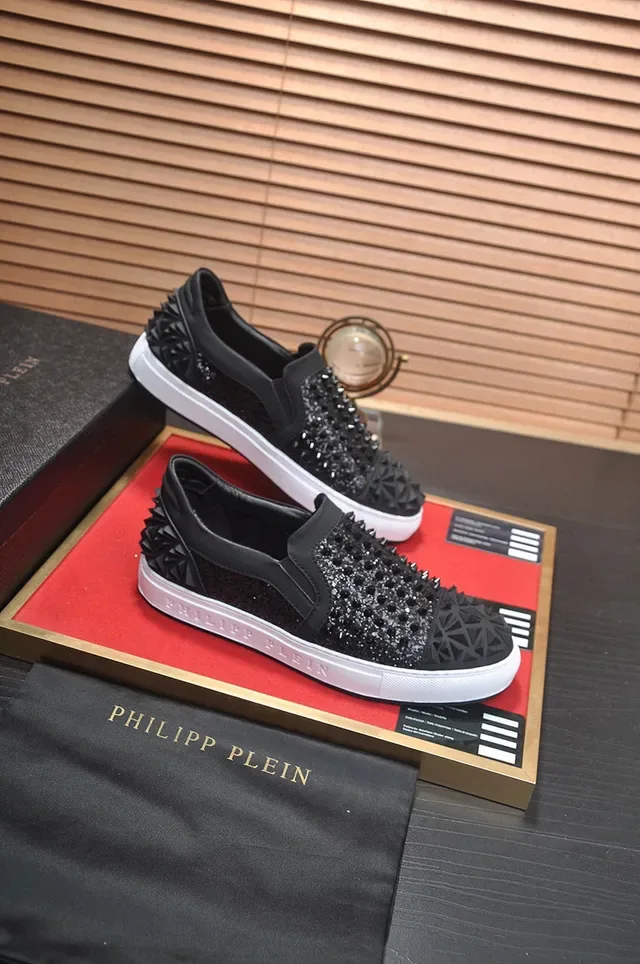 Philipp Plein চকচকে স্পাইক সহ স্লিপ-অন লাইফস্টাইল স্নিকার 9