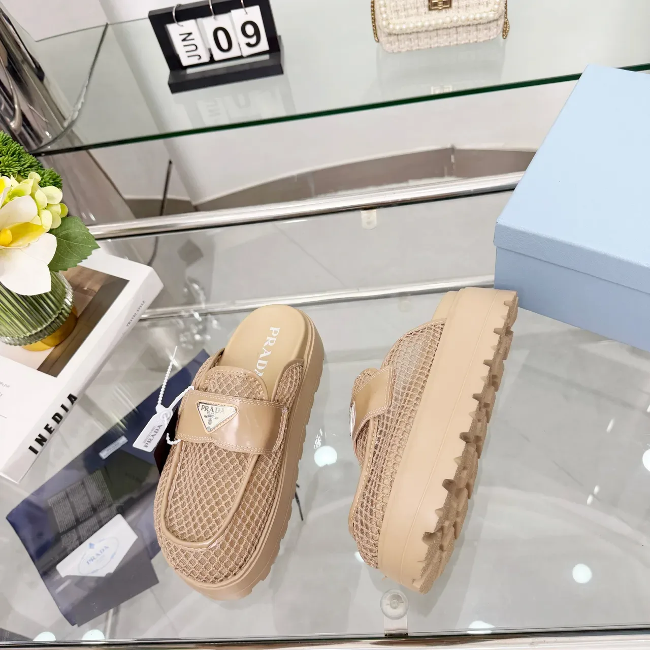 Prada Chaussures Casuales Beige Sangle Cuir Patenté Nylon Monogram Tissé 2