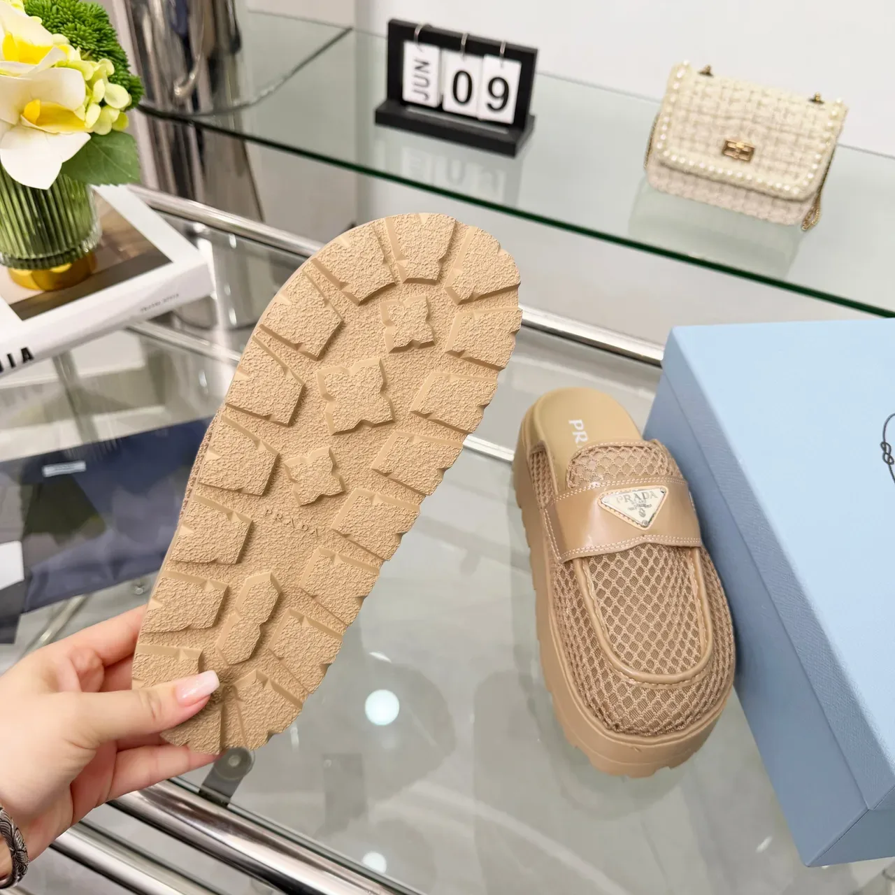 Prada Chaussures Casuales Beige Sangle Cuir Patenté Nylon Monogram Tissé 3