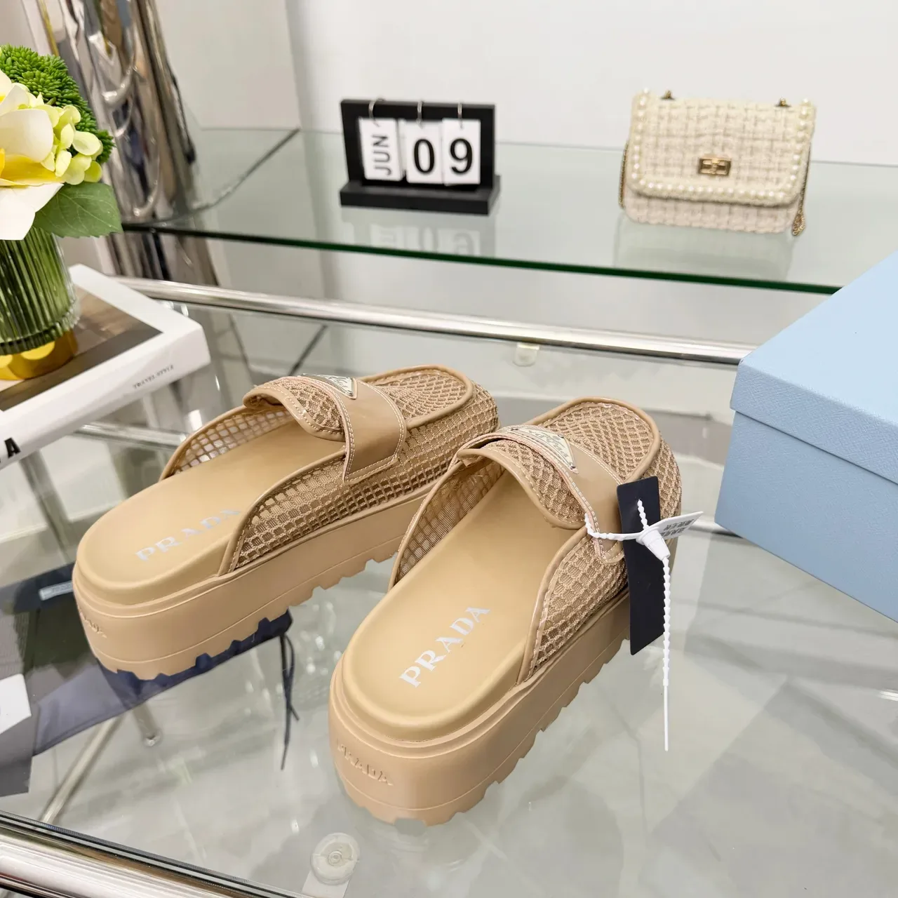 Prada Chaussures Casuales Beige Sangle Cuir Patenté Nylon Monogram Tissé 4