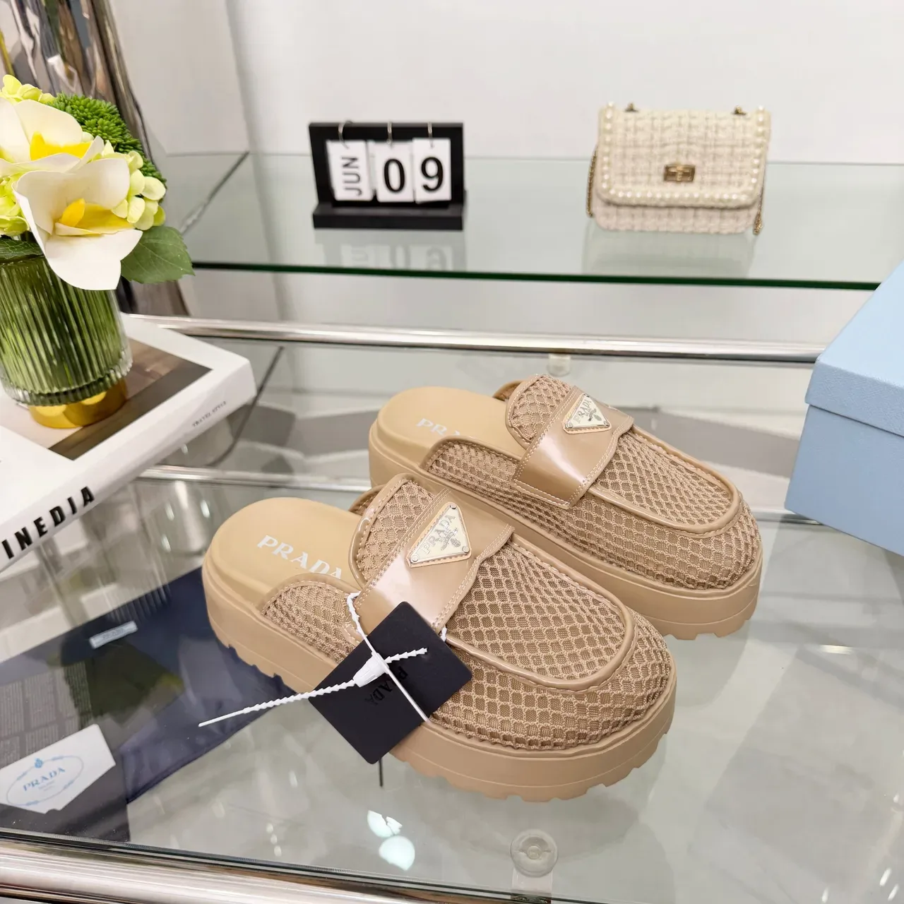 Prada Chaussures Casuales Beige Sangle Cuir Patenté Nylon Monogram Tissé 5