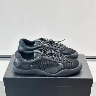 Prada Chaussures Lifestyle Noir à Tige Maille et Cuir avec Ferrures Triangulaires pour Lacets