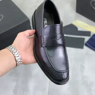 Prada Mocasín Negro Cuero Suave Correa Penny
