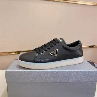 Prada Negro Blanco Cuero Suave Superior Placa de Logo Triangular Dorado Zapatillas Lifestyle