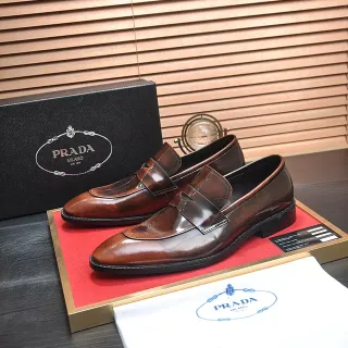 Prada भूरा काला चमकदार चमड़े का पेटेंट पट्टा अकेंट लोफर