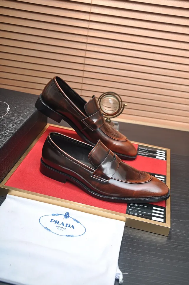 Prada भूरा काला चमकदार चमड़े का पेटेंट पट्टा अकेंट लोफर 4